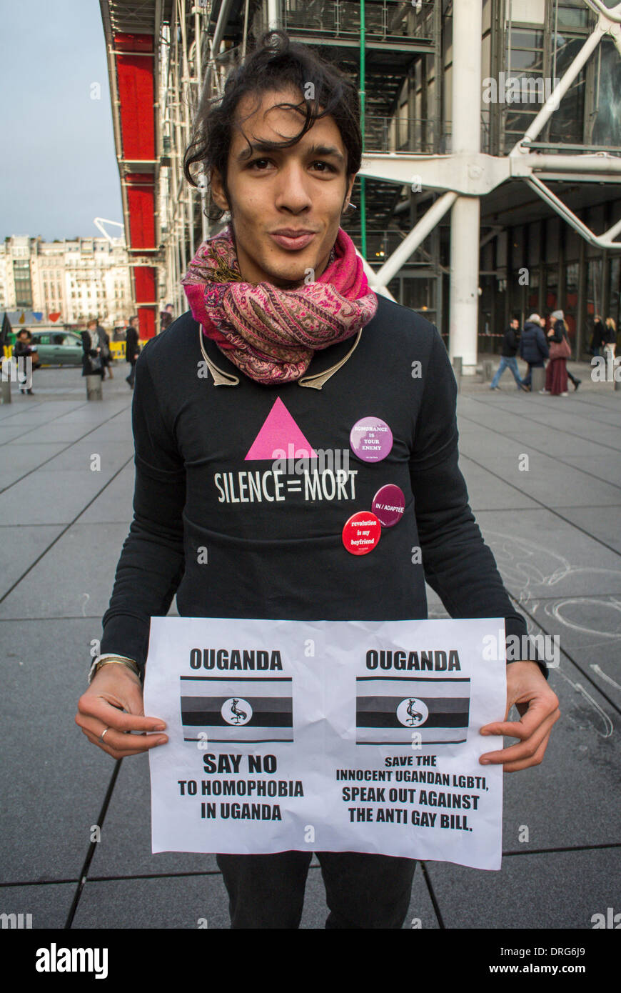 Paris, Frankreich. Öffentliche Demonstration, französische LGBT-Gruppen, protestieren gegen das kürzlich verabschiedete homophobe Gesetz. In Uganda hält homosexueller Straßenmann ein Protestschild Stockfoto