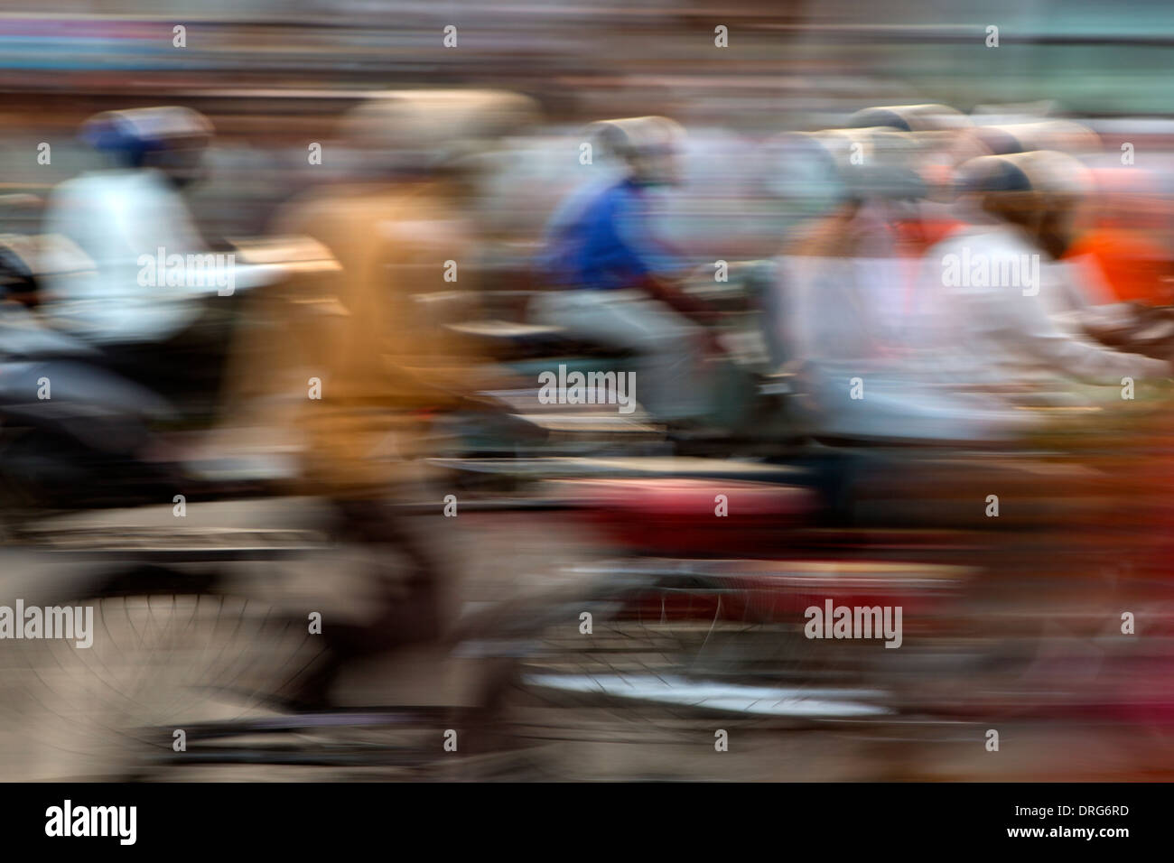 Indien, Rajasthan, Jaipur, Blur-Motion-Effekt der Pendler auf Fahrräder und Motorräder Stockfoto