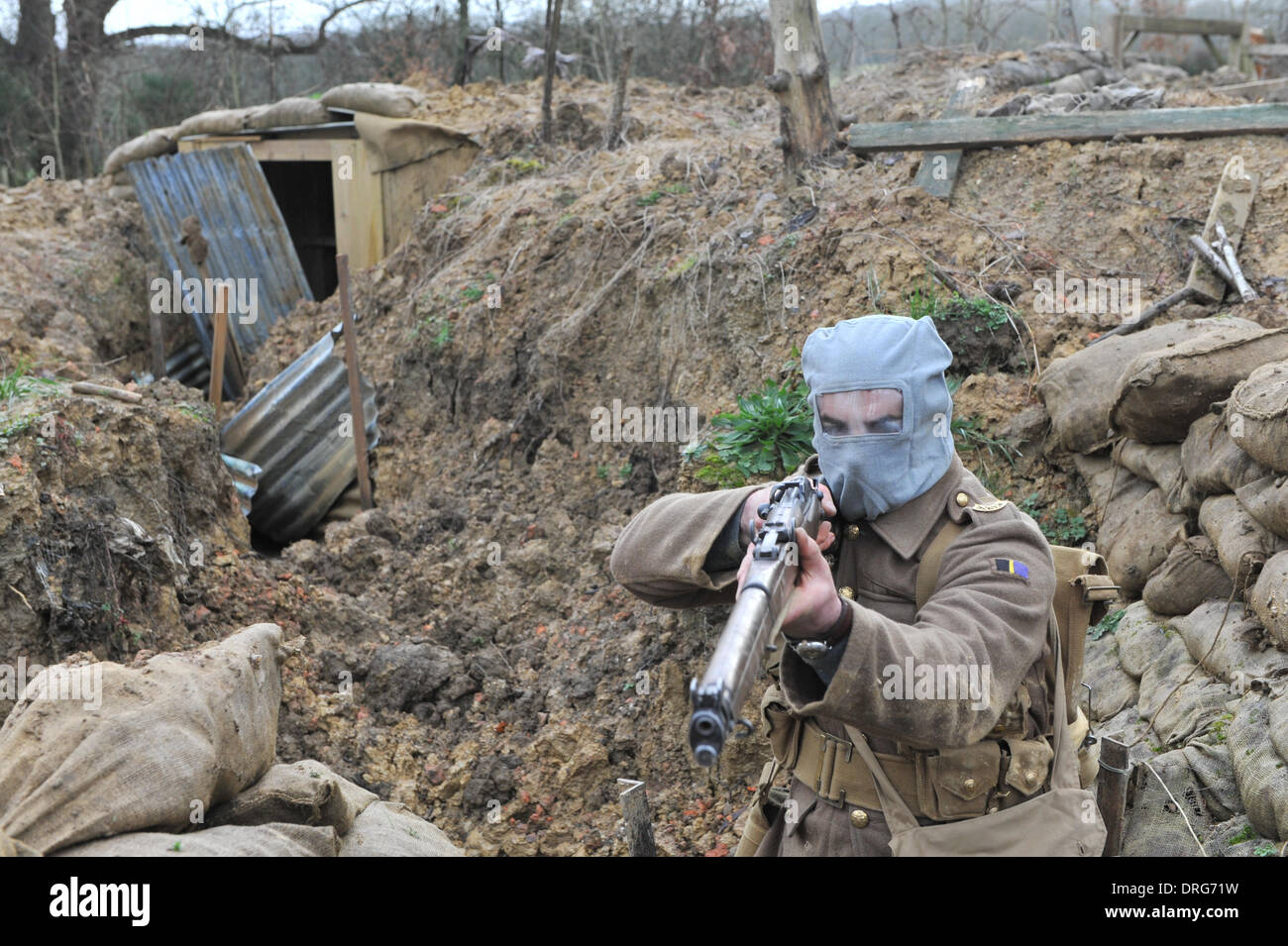 Charlwood, Surrey, UK. 25. Januar 2014. Mitglied der lebendigen Geschichte Gruppe trägt eine Gasmaske und zielt darauf ab, ein Gewehr in den Graben. Bildnachweis: Matthew Chattle/Alamy Live-Nachrichten Stockfoto