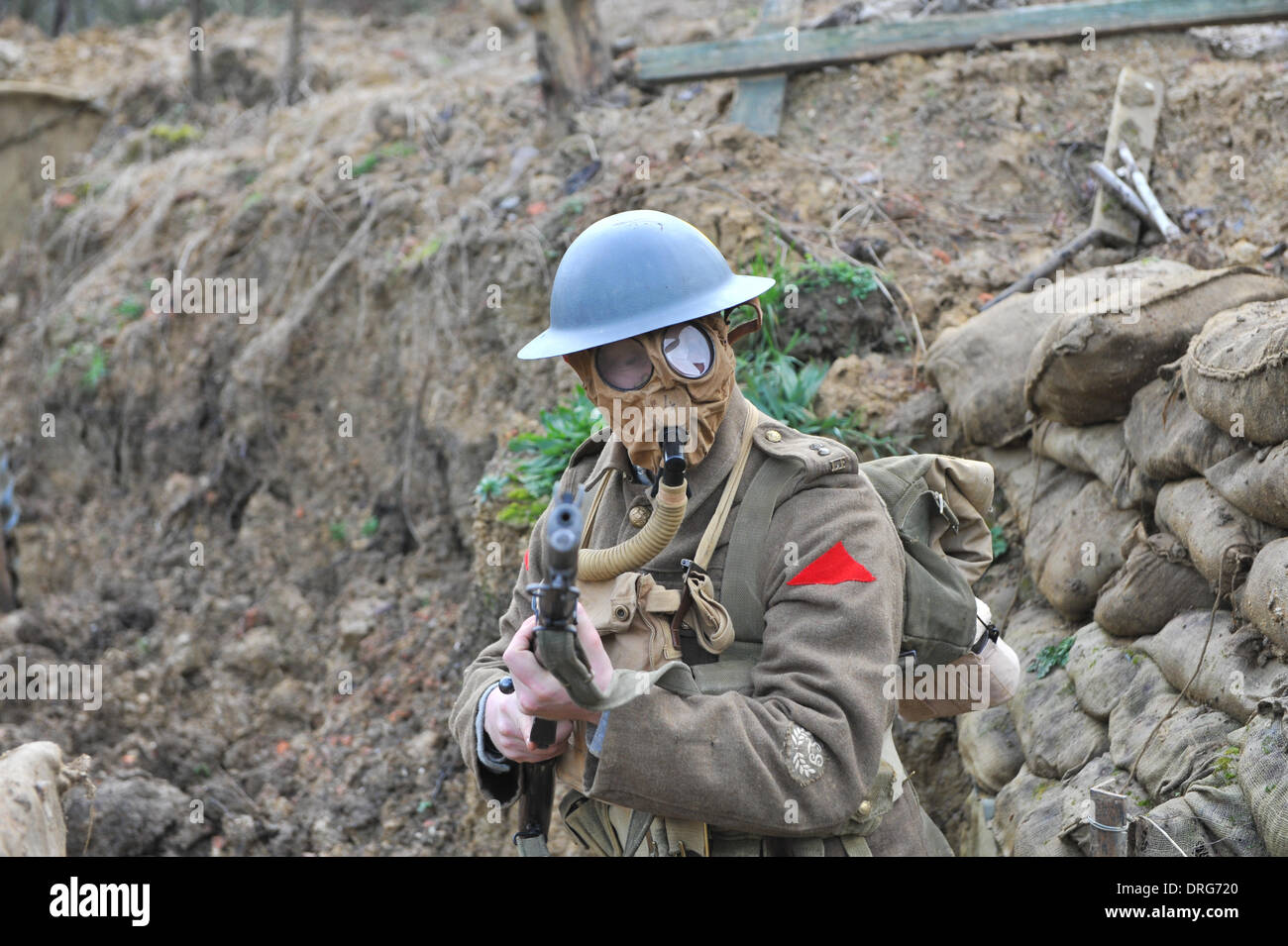 Charlwood, Surrey, UK. 25. Januar 2014. Mitglied der lebende Geschichte Gruppe trägt eine Gasmaske und hält eine Gewehr in den Graben. Bildnachweis: Matthew Chattle/Alamy Live-Nachrichten Stockfoto