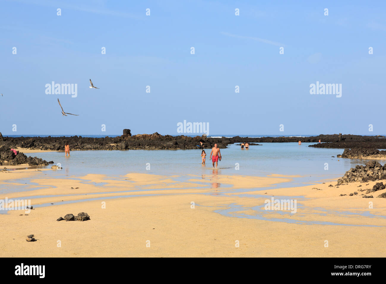 Weißen sandigen Strand von Bajo de Los Sables mit Menschen Baden im