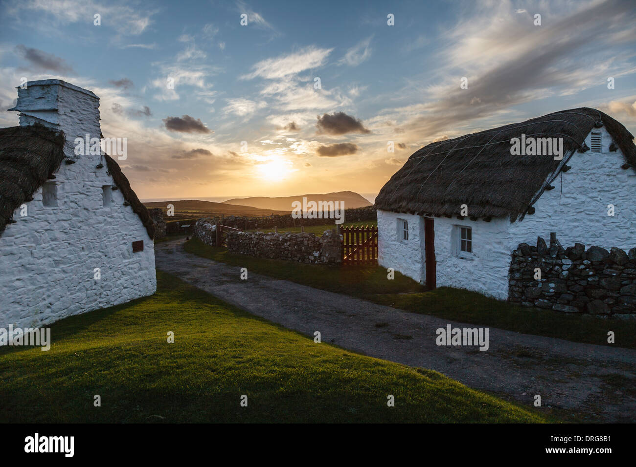 Crofts bei Sonnenuntergang, Cregneash National Folk Museum mit Blick auf die Calf of Man, Isle Of Man Stockfoto