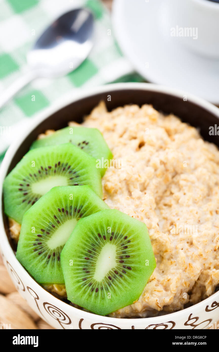 Schüssel mit Haferflocken Brei mit kiwi Stockfoto