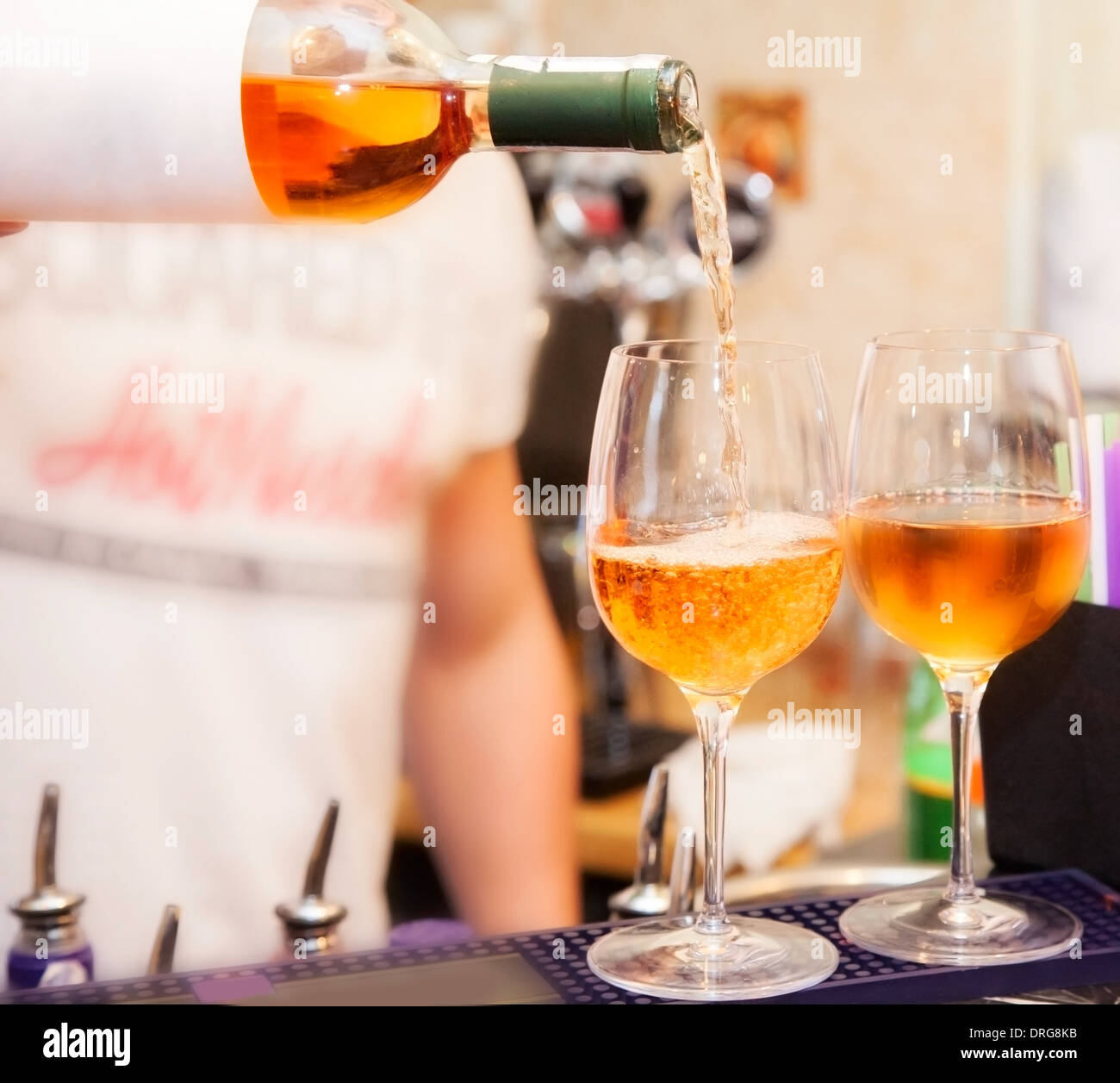 zwei Gläser Wein auf Bar Stockfoto