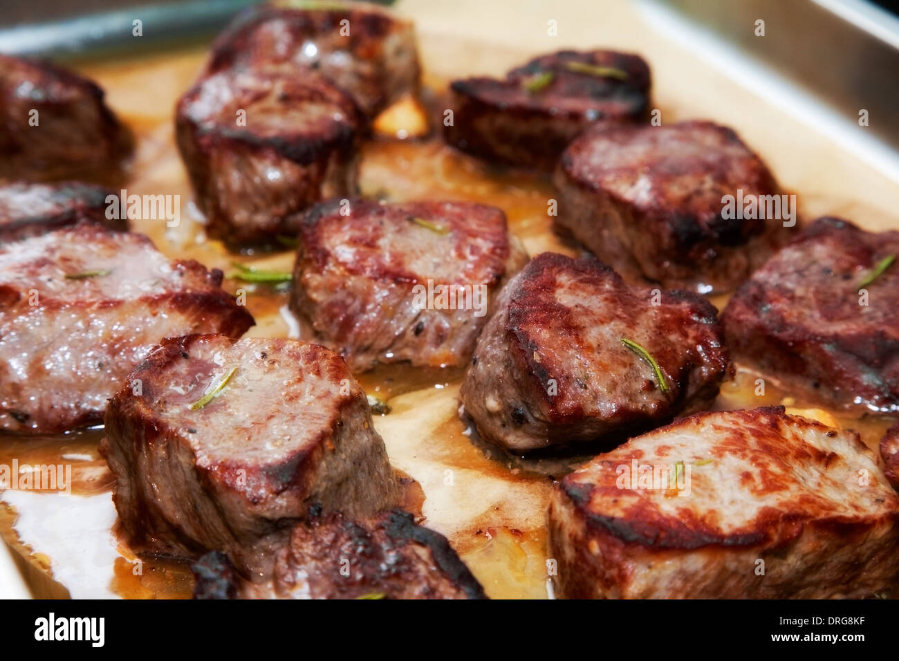 gegrilltes Fleisch, gekocht auf Palette Stockfoto