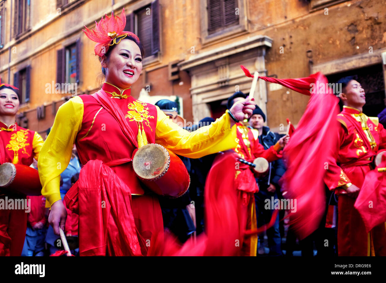 Rom, 25. Januar 2014 Künstler feiern das chinesische Neujahr in der Via del Corso. Dies ist nach dem chinesischen Kalender das Jahr des Pferdes Credit: Fabrizio Troiani/Alamy Live News Stockfoto