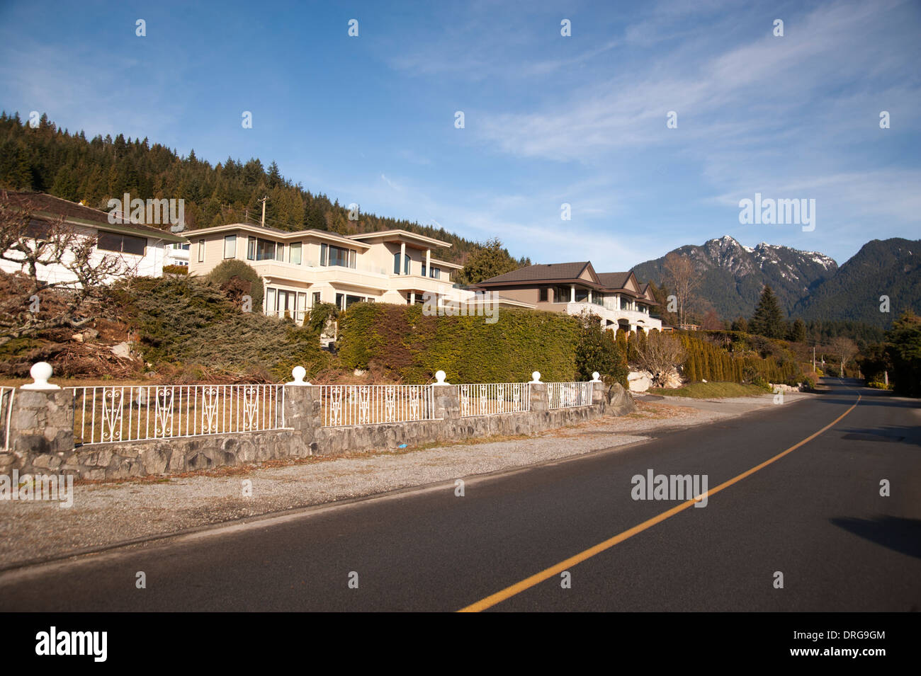 Nachbarschaft in den Eigenschaften des britischen West Vancouver, Kanada mit den Bergen im Hintergrund Stockfoto