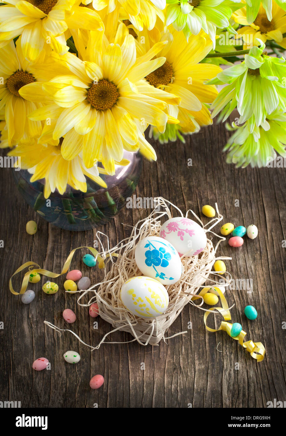 Stillleben mit Ostereiern und Blumenstrauß Stockfoto