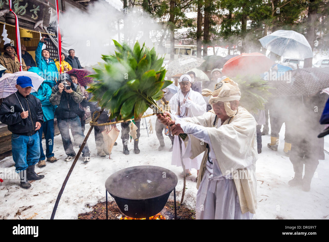 Shinto Asketen führen eine Zeremonie in Nagano, Japan. Stockfoto