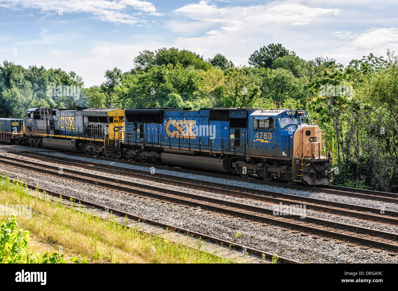 CSX Lokomotiven EMD SD70MAC Nr. 4763 und GE-CW44-6 Nr. 677 im intermodalen Güterverkehr Dienst vorbei Crystal City, VA Stockfoto