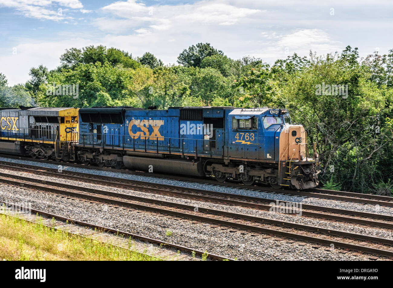 CSX Lokomotiven EMD SD70MAC Nr. 4763 und GE-CW44-6 Nr. 677 im intermodalen Güterverkehr Dienst vorbei Crystal City, VA Stockfoto