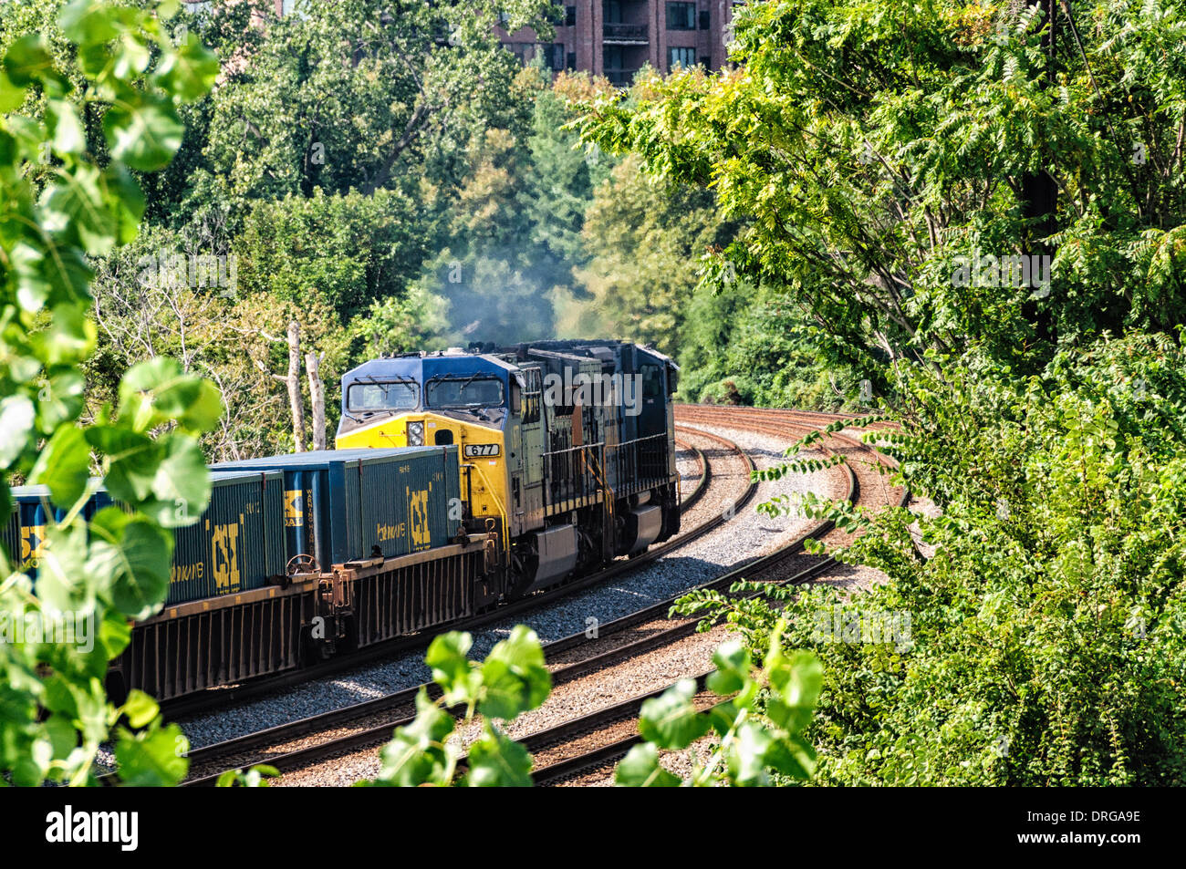 CSX Lokomotiven EMD SD70MAC Nr. 4763 und GE-CW44-6 Nr. 677 im intermodalen Güterverkehr Dienst vorbei Crystal City, VA Stockfoto