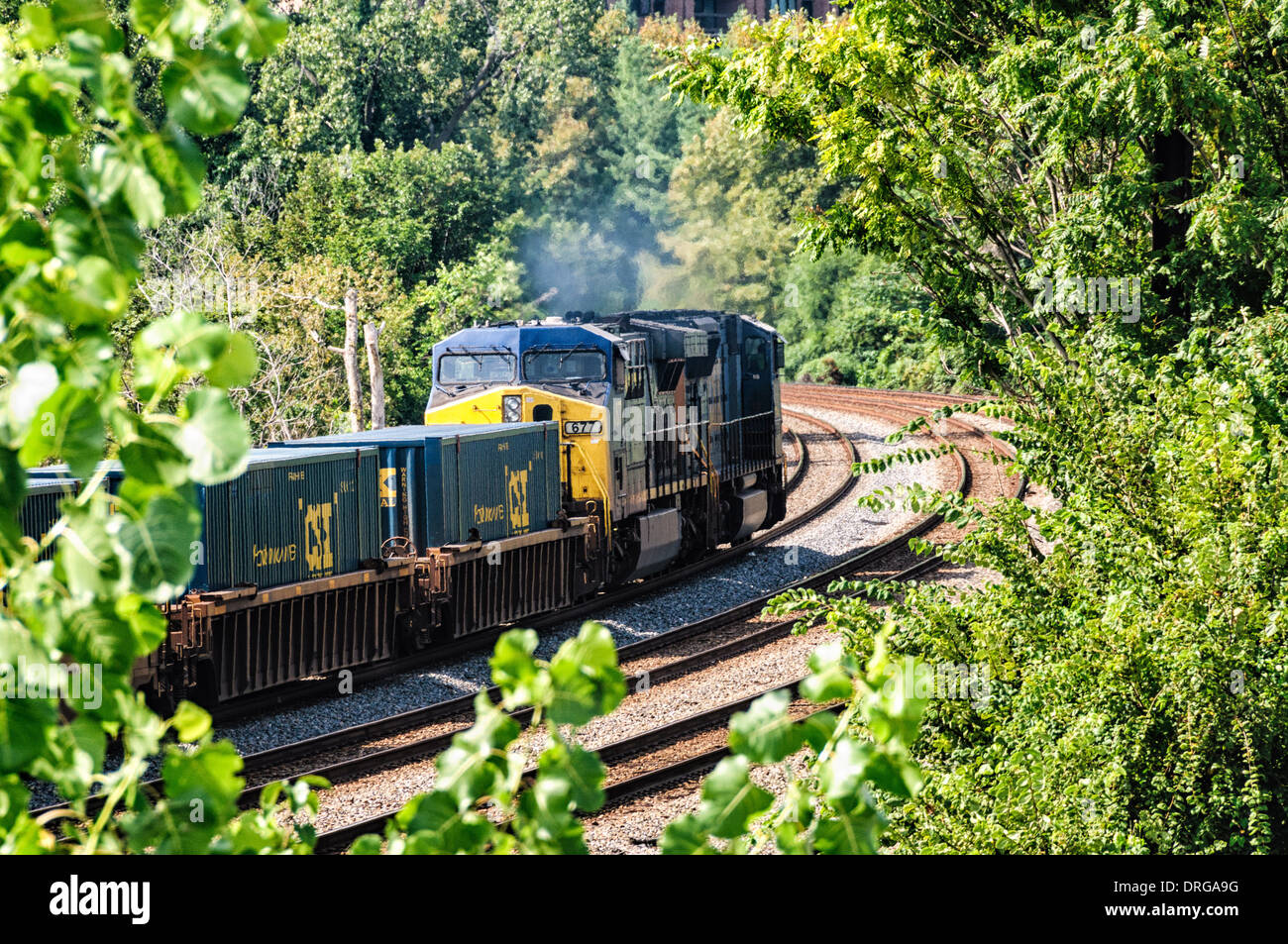 CSX Lokomotiven EMD SD70MAC Nr. 4763 und GE-CW44-6 Nr. 677 im intermodalen Güterverkehr Dienst vorbei Crystal City, VA Stockfoto