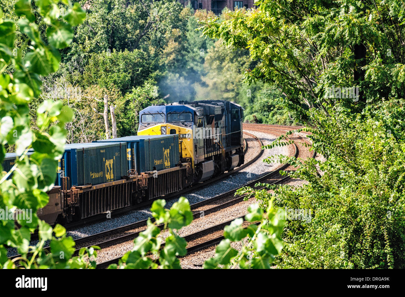 CSX Lokomotiven EMD SD70MAC Nr. 4763 und GE-CW44-6 Nr. 677 im intermodalen Güterverkehr Dienst vorbei Crystal City, VA Stockfoto