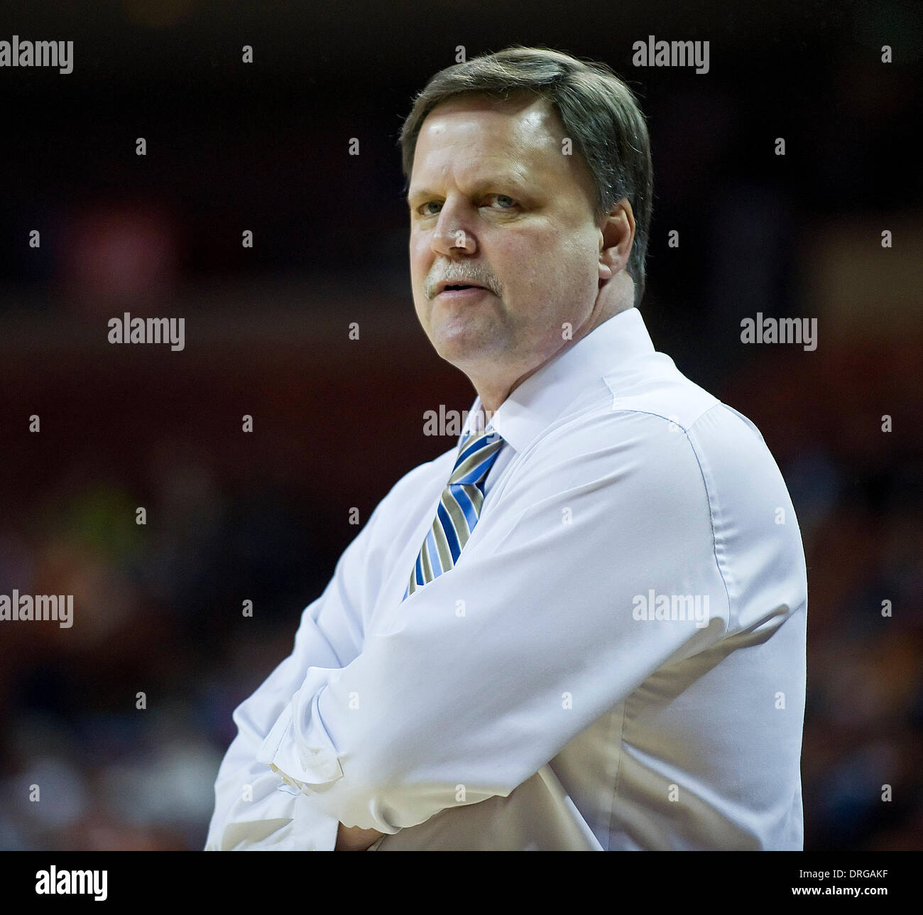 Austin, Texas, USA. 25. Januar 2014. 25. Januar 2014: West Virginia Head Coach Mike Carey in Aktion während der NCAA Frauen-Basketball-Spiel zwischen den Texas Longhorns im Frank Erwin Center in Austin TX. © Csm/Alamy Live-Nachrichten Stockfoto