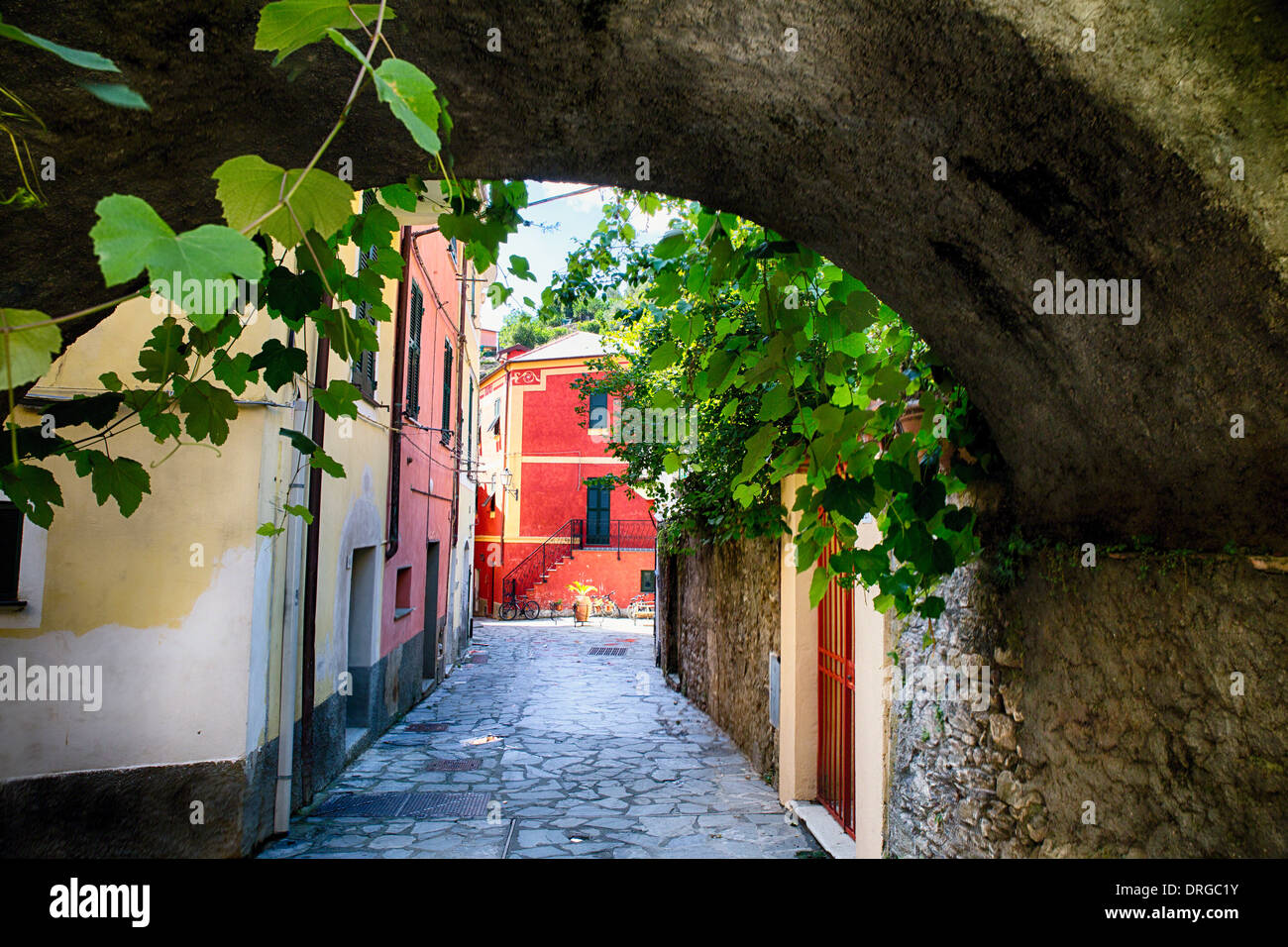 Blick auf die Straße unter einem Bogen, Monterosso Al Mare, Cinque Terre, Ligurien, Italien Stockfoto