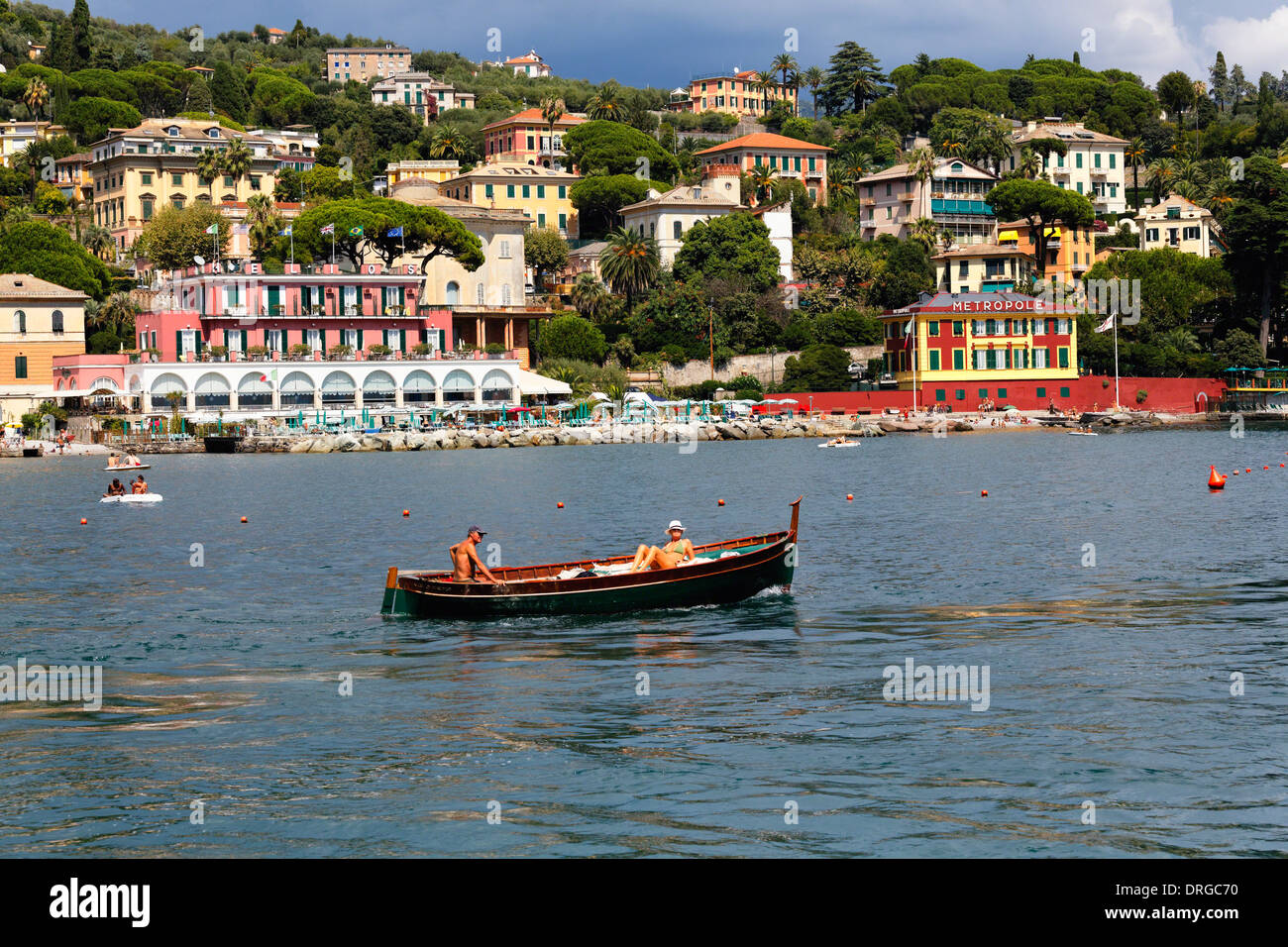 Ein applying paar Sportschifffahrt in St. Margherita, Liguira, Italien Stockfoto