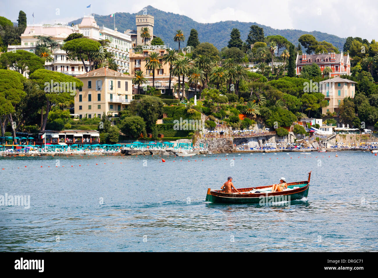 Ein Mittelalter-paar Sportschifffahrt an der italienischen Riviera Lavente, Santa Margherita, Liguira, Italien Stockfoto