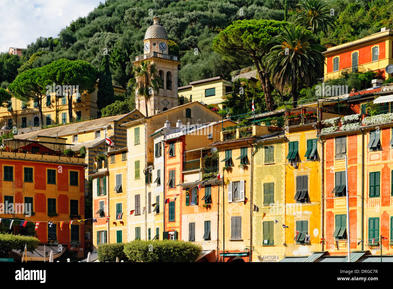 Nahaufnahme der bunten Häuserfassaden und einem Glockenturm, Portofino, Ligurien, Italien Stockfoto