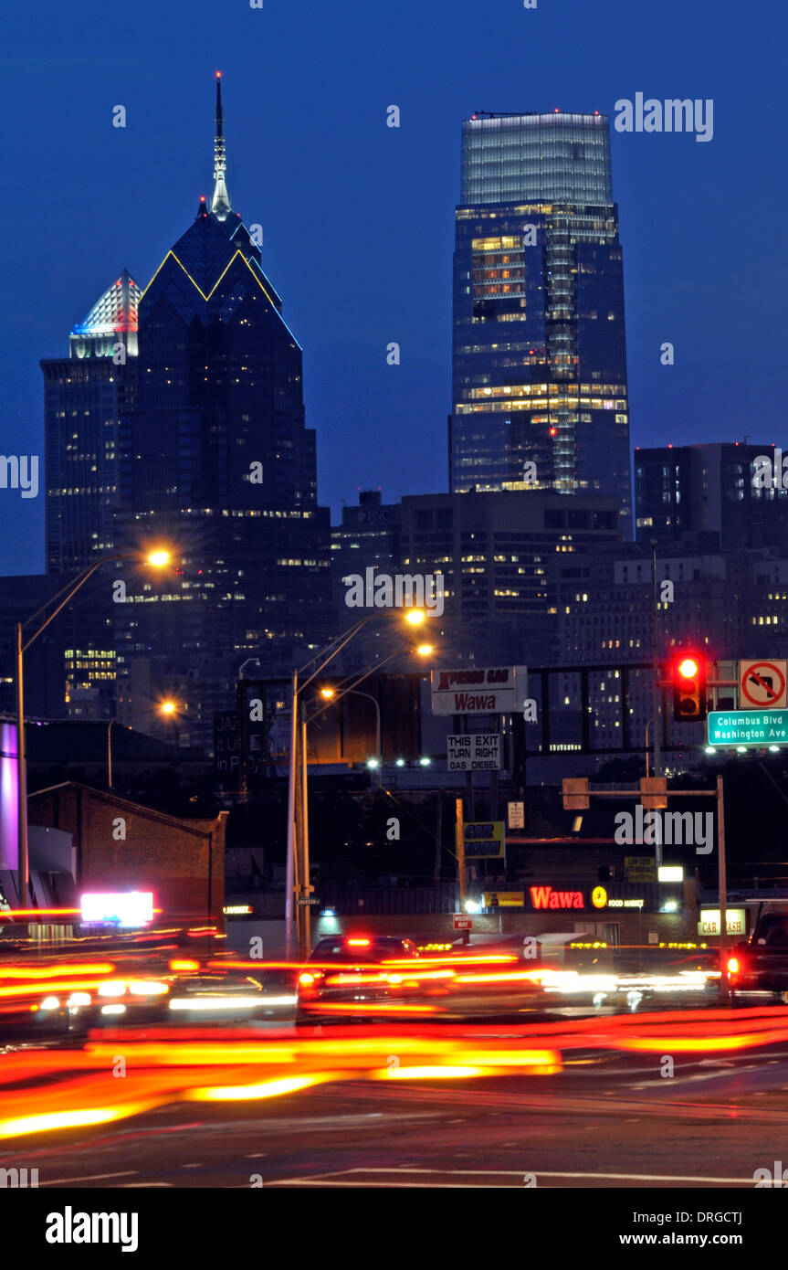 Verkehr Richtung Norden auf Columbus Blvd. in South Philadelphia mit der Philadelphia-Skyline im Hintergrund. Stockfoto