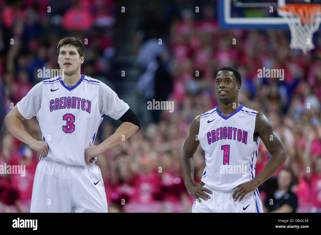 Omaha, Nebraska, USA. 25. Januar 2014. 25. Januar 2014 - Omaha, NE US - Creighton Bluejays forward Doug McDermott #3 und Teamkollege Creighton Bluejays Wache Austin Chatman #1 warten auf Aktion als Georgetown Hoyas schießen ein 2. Hälfte bei einem NCAA Männer Basketball-Spiel zwischen Georgetown Hoyas und Creighton Bluejays Jahrhundert Link Center in Omaha, ne Freiwurf Creighton gewann 76-63.Michael Spomer/Cal Sport Media/Alamy Live News Stockfoto