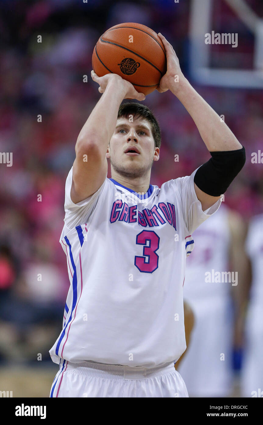 Omaha, Nebraska, USA. 25. Januar 2014. 25. Januar 2014 - Omaha, NE US - Creighton Bluejays weiterleiten Doug McDermott #3 Triebe eine 1. Hälfte bei einem NCAA Männer Basketball-Spiel zwischen Georgetown Hoyas und Creighton Bluejays Jahrhundert Link Center in Omaha, ne Freiwurf Creighton gewann 76-63.Michael Spomer/Cal Sport Media/Alamy Live News Stockfoto