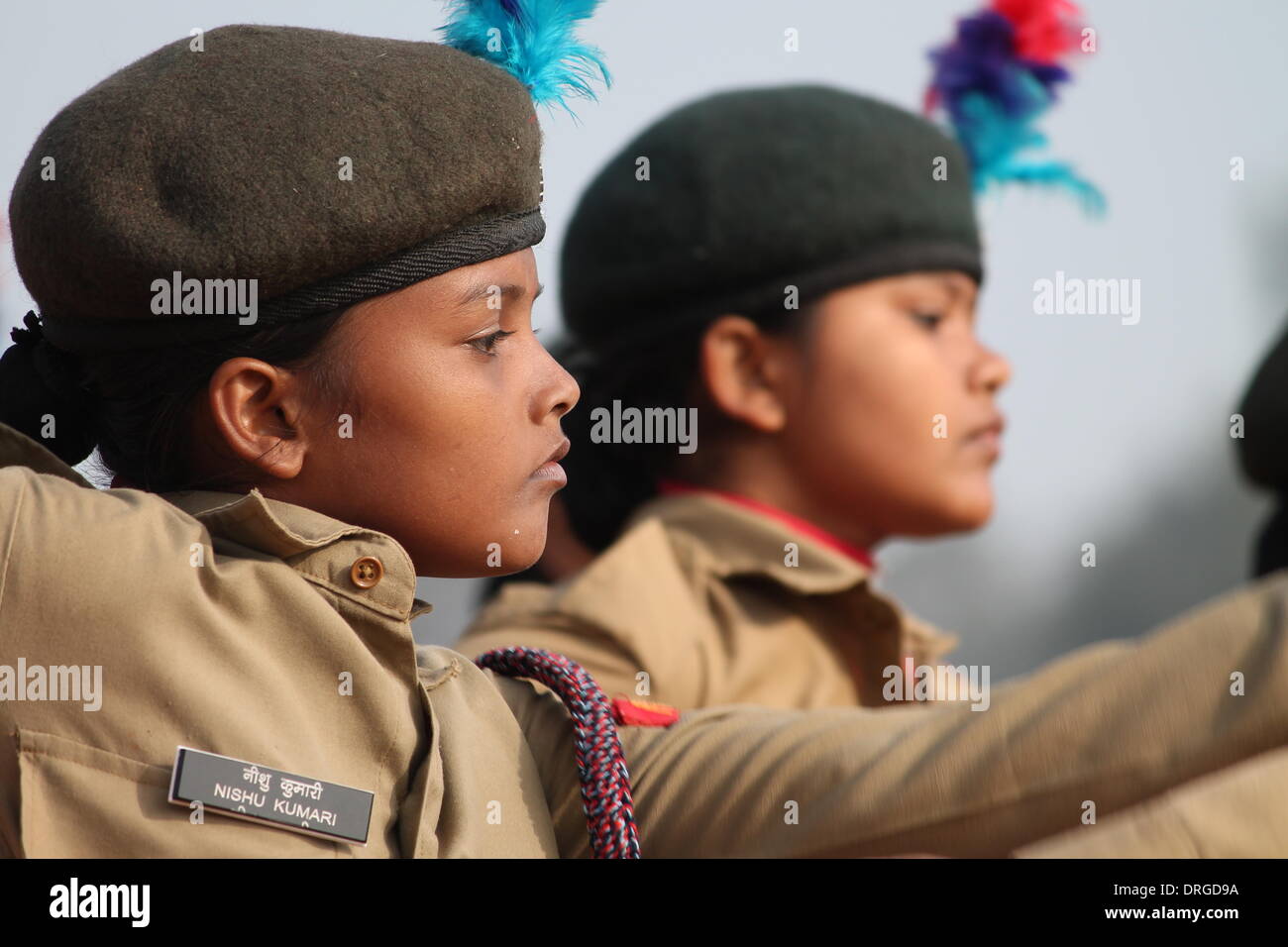 Gandhi Maidan, Patna, Bihar, Indien, 26. Januar 2014. National Cadet Kern Kadetten marschieren vorbei anlässlich des 65. Republic Day Parade von Indien. Die Republik Day Parade startet frühen Wintermorgens in eine voll gepackte Exerzierplatz an der Spitze Bihar Regierungsbeamten, von Dr. Dnyandeo Yashwantrao Patil, Gouverneur von Bihar und Shri Nitish Kumar, Chief Minister von Bihar angegangen. Insgesamt 12 Tableaus trat der vergangenen März begleitet von fröhlich tanzenden Jungen und Mädchen, die die Veranstaltung unvergesslich gemacht. 17 Polizisten wurden auch Obamas Medaille bei der Zeremonie. Stockfoto