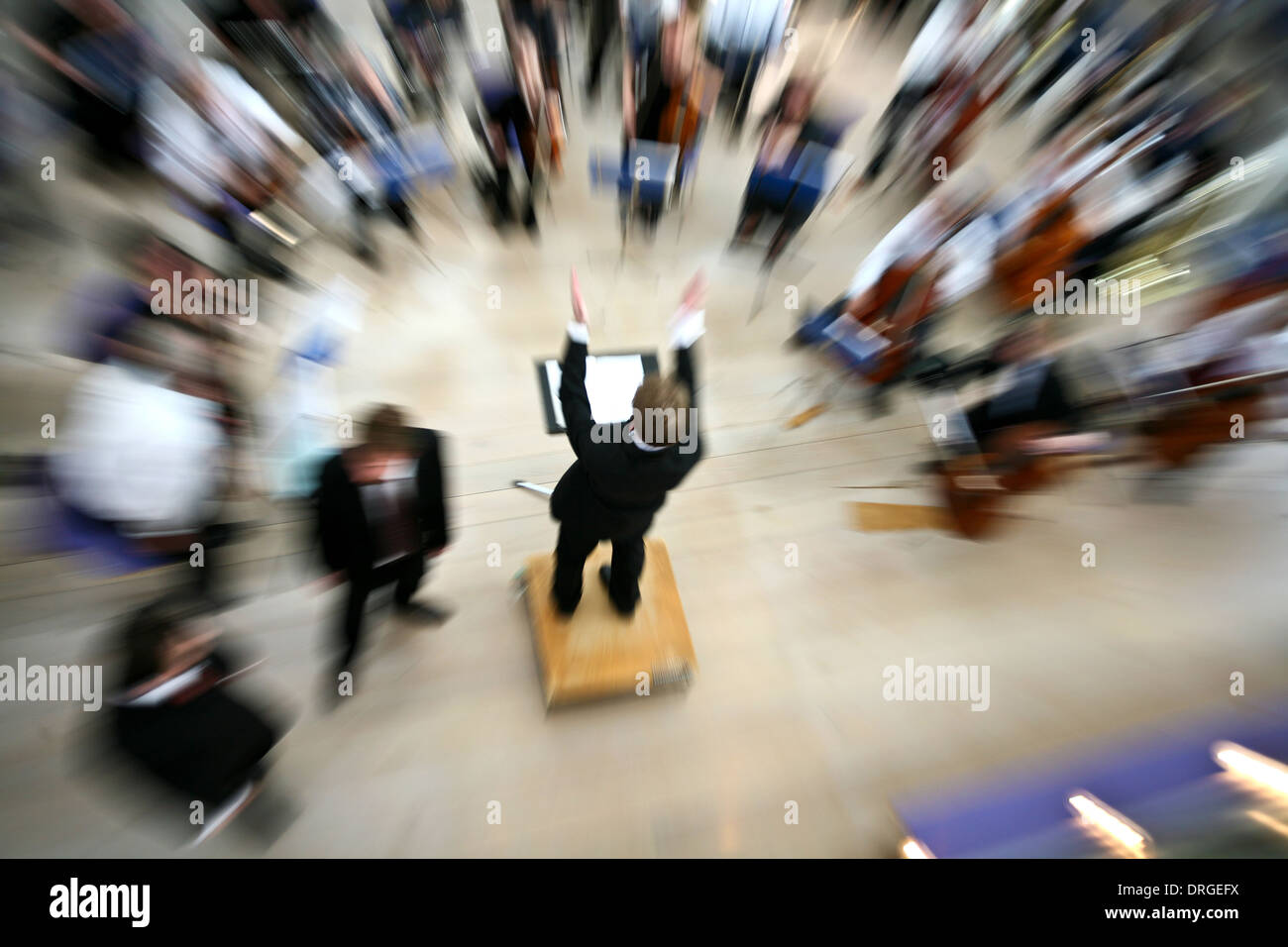 Konzert-Orchester, erschossen während des Zoomens bei niedrigen Verschlusszeit (ohne Photoshop) Stockfoto