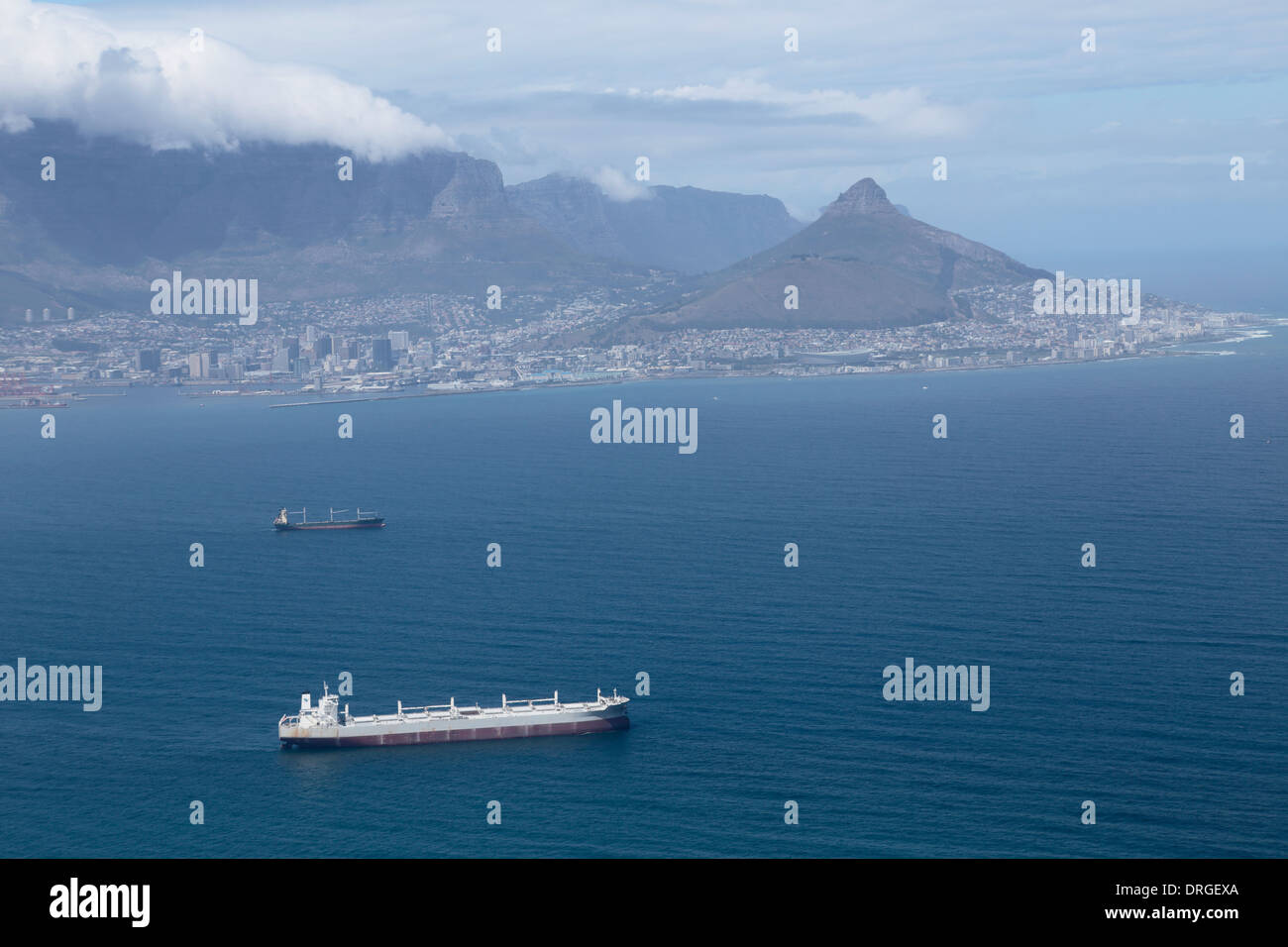 Luftaufnahme von Schiffen in der Tafelbucht mit Kapstadt, Tafelberg und Lion es Head im Hintergrund Stockfoto