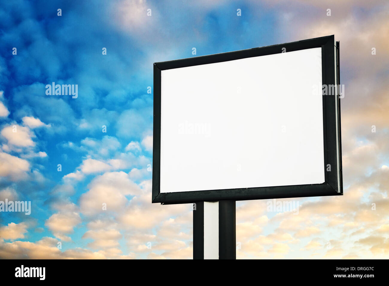 Leere Werbung Plakatwand im Sonnenuntergang, im freien anzeigen-Konzept. Stockfoto