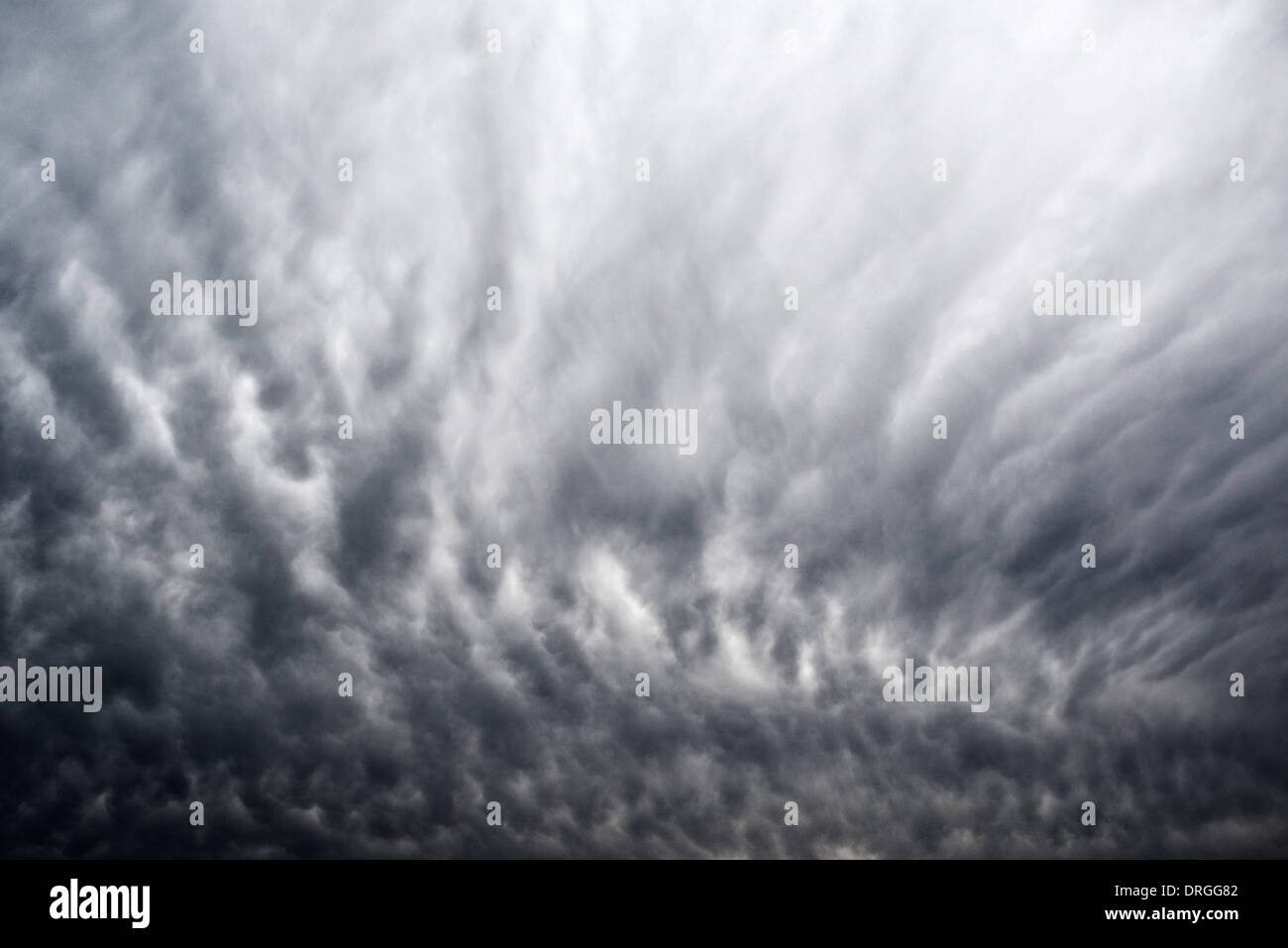 Schwere Gewitterwolken bringen kaltes Winterwetter und Regen Stockfoto