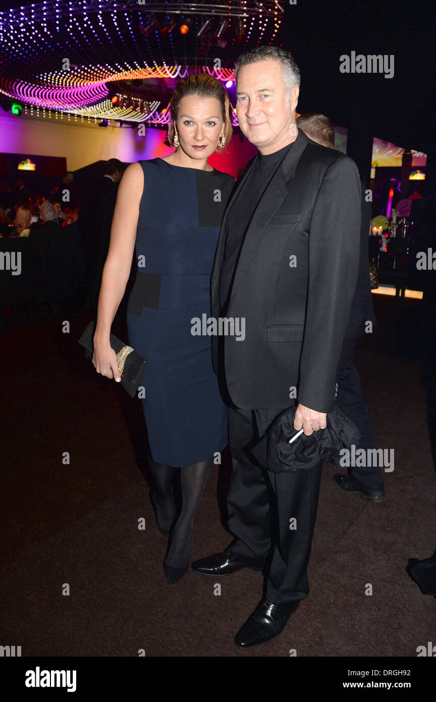 Kitzbüheler, Deutschland. 25. Januar 2014. Ehemalige schwimmen pro Franziska van Almsick (L) und ihre Partner im Leben Juergen B. Harder kommen für die jährliche Kitz-Race-Party am Hahnenkamm Ski Race 2014 Veranstaltung in Kitzbüheler, Deutschland, 25. Januar 2014. Prominente aus der Welt der Wirtschaft, Sport, Politik und Unterhaltung zu sammeln für die jährliche Veranstaltung in das berühmte Skigebiet. Foto: Felix Hoerhager/Dpa/Alamy Live News Stockfoto