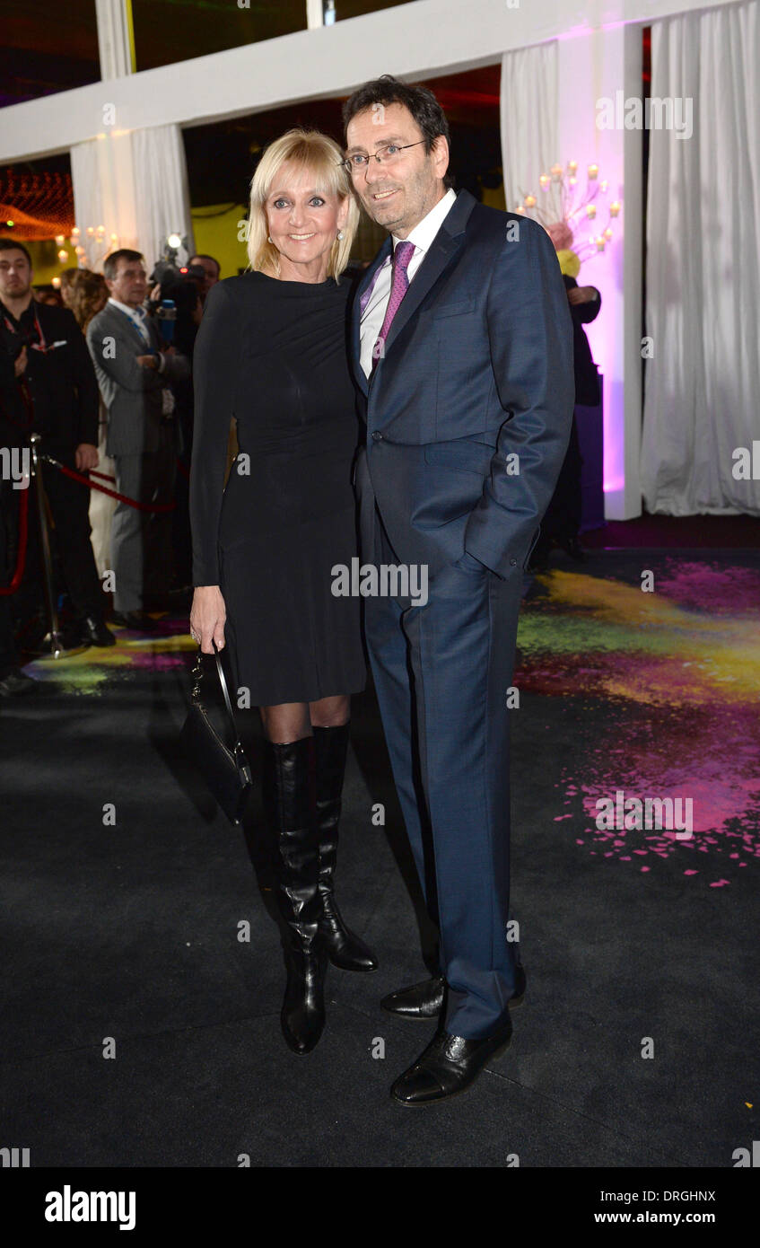 Kitzbüheler, Deutschland. 25. Januar 2014. Ehemalige bergab kommt Ski pro Christa Kinshofer (L) mit ihrem Ehemann Erich Rembeck am jährlichen Kitz-Race-Party am Hahnenkamm Ski Race 2014 Veranstaltung in Kitzbüheler, Deutschland, 25. Januar 2014. Prominente aus der Welt der Wirtschaft, Sport, Politik und Unterhaltung zu sammeln für die jährliche Veranstaltung in das berühmte Skigebiet. Foto: Felix Hoerhager/Dpa/Alamy Live News Stockfoto