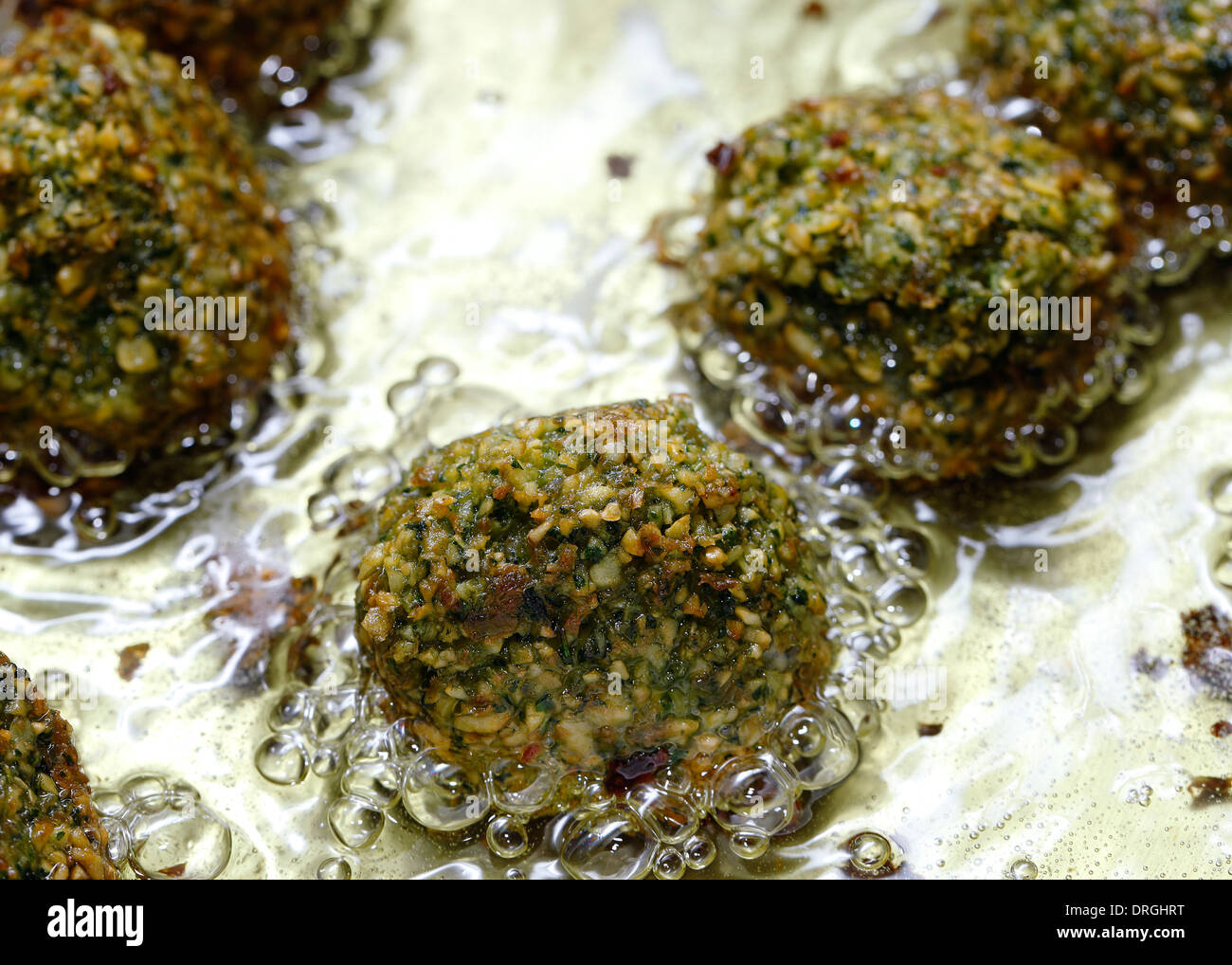 Hausgemachte Falafel Mischung in Öl braten. Stockfoto