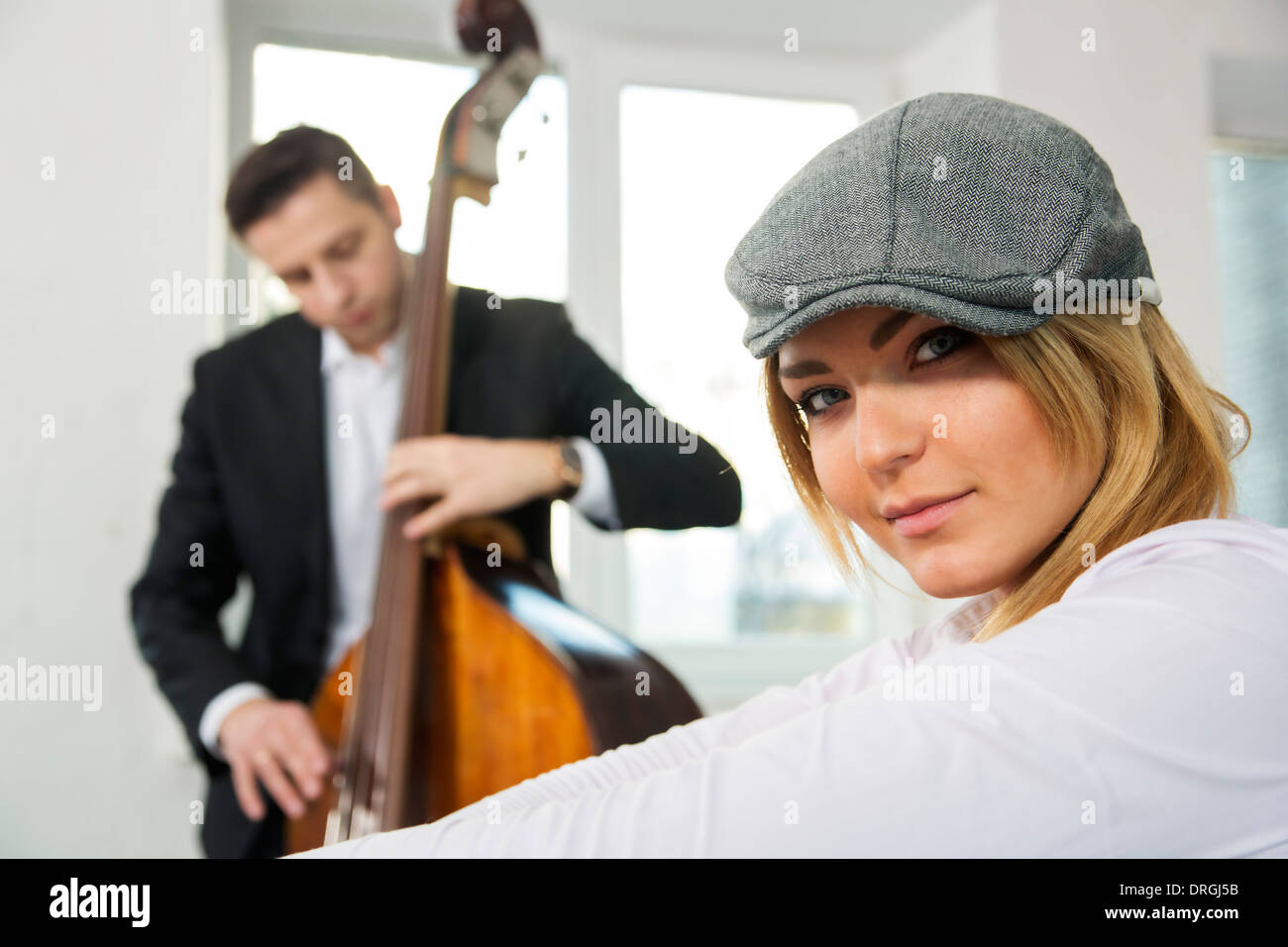 Schöne Frau Gesicht und Kontrabass-Spieler auf backbround Stockfoto