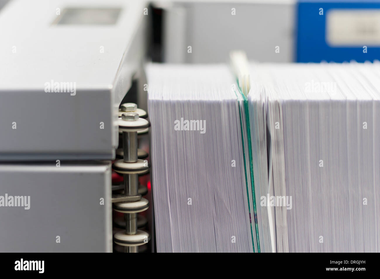 Eine Maschine für die automatische Sortierung von Postsendungen wird einen großen Stapel von Briefen verarbeitet. Stockfoto