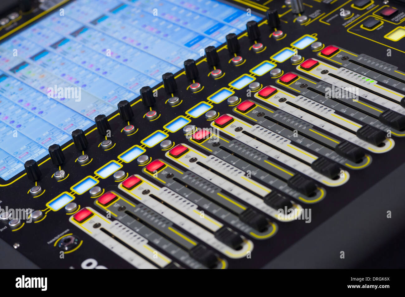 Nahaufnahme einer Mehrkanal-sound-Mixer Konsole Stockfoto