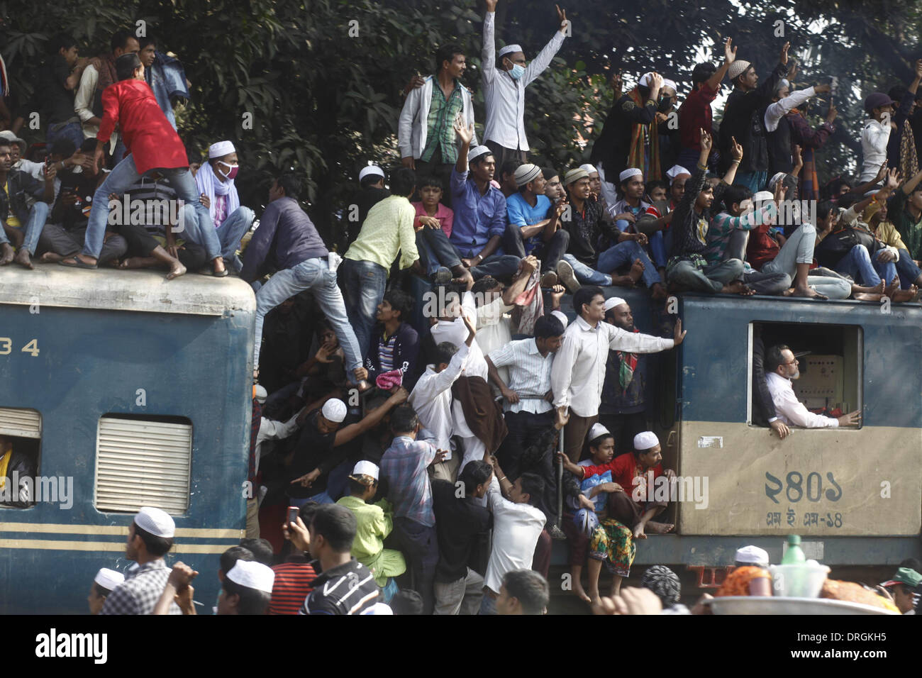 Dhaka, Bangladesch. 26. Januar 2014. Bangladeshi muslimischen Gläubigen an Bord ein Zuges nach der Teilnahme an der Akheri Munajat Abschluss Gebete am dritten Tag der Biswa Ijtema, die zweitgrößte muslimische Gemeinde nach der Hadsch in Tongi mit mehr als 2 Millionen Muslime. Die Biswa Ijtema der weltweit zweitgrößte religiöse Versammlung der Muslime mit dem Gebet des Akheri Munajat am Ufer des Flusses Turag abgeschlos- Die Veranstaltung konzentriert sich auf Gebete und Meditation und erlaubt keine politische Diskussion. Tausende von Muslimen trat das Gebet an die Biswa Ijtema Gelände und Umgebung. Stockfoto