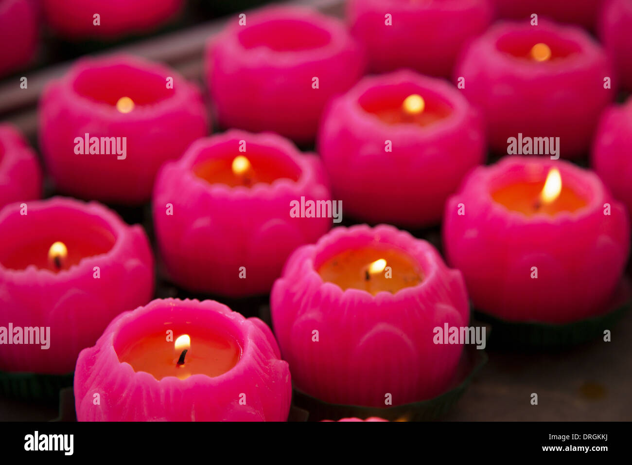 Kerzen im Inneren der Thean Hou chinesischen Tempel, Kuala Lumpur, Malaysia. Stockfoto