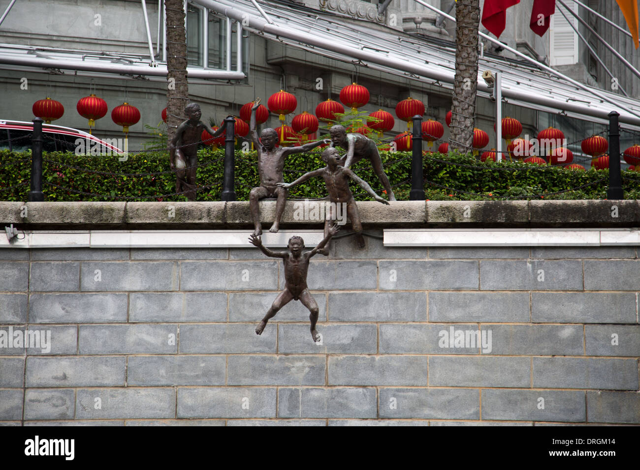 Bronzestatuen von jungen springen in Fluss Singapore Boat Quay Stockfoto