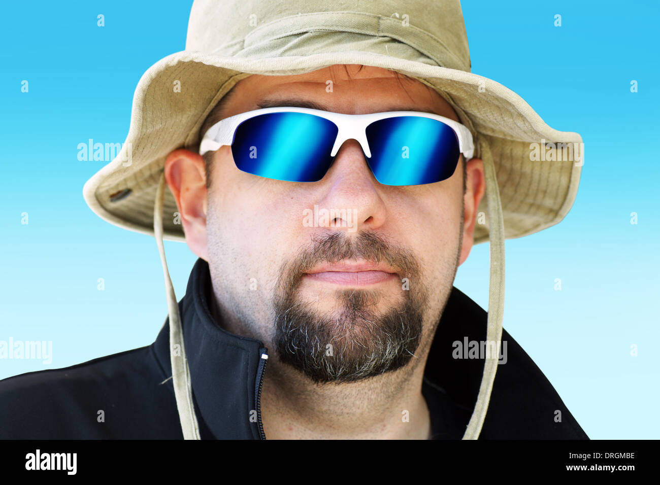 Porträt eines Mannes während Outdoor-Expedition mit Sonne Hut und Spiegel Sonnenbrille Stockfoto