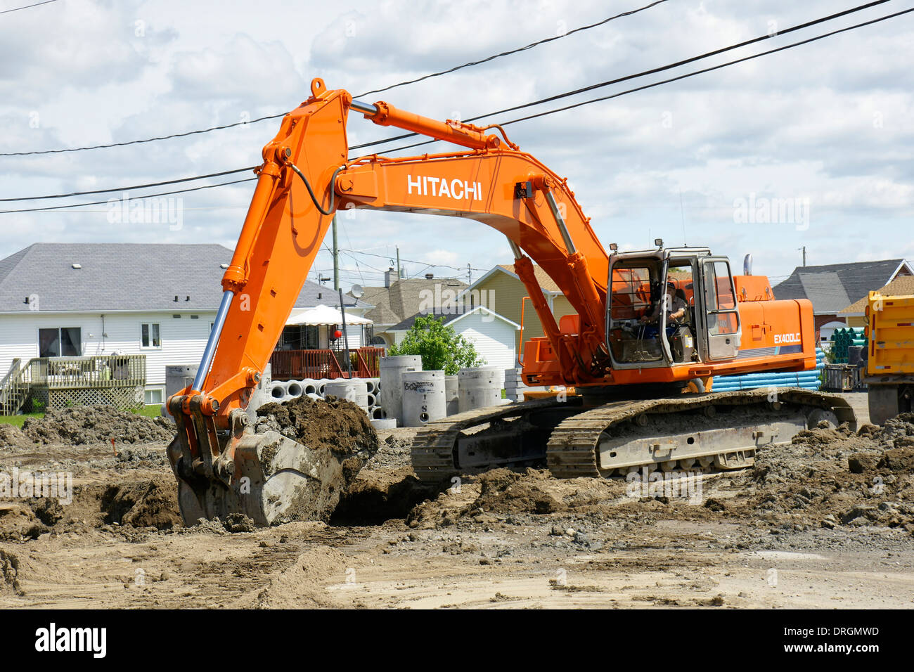 Neue mechanische Hitachi-Bagger bei der Arbeit Stockfoto