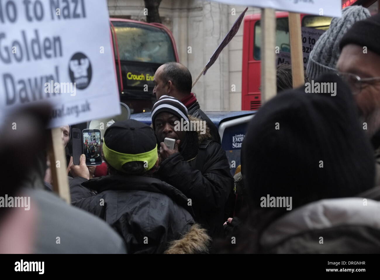 London, UK. 26. Januar 2014. Ungarischen rechtsextremen Führer Gabor Vona versucht, eine Kundgebung in Holborn Station in London zu halten aber wurde nicht in der Lage, den Bahnhof wegen großen Menge der anti - faschistischen Demonstranten Credit verlassen: Rachel Megawhat/Alamy Live News Stockfoto