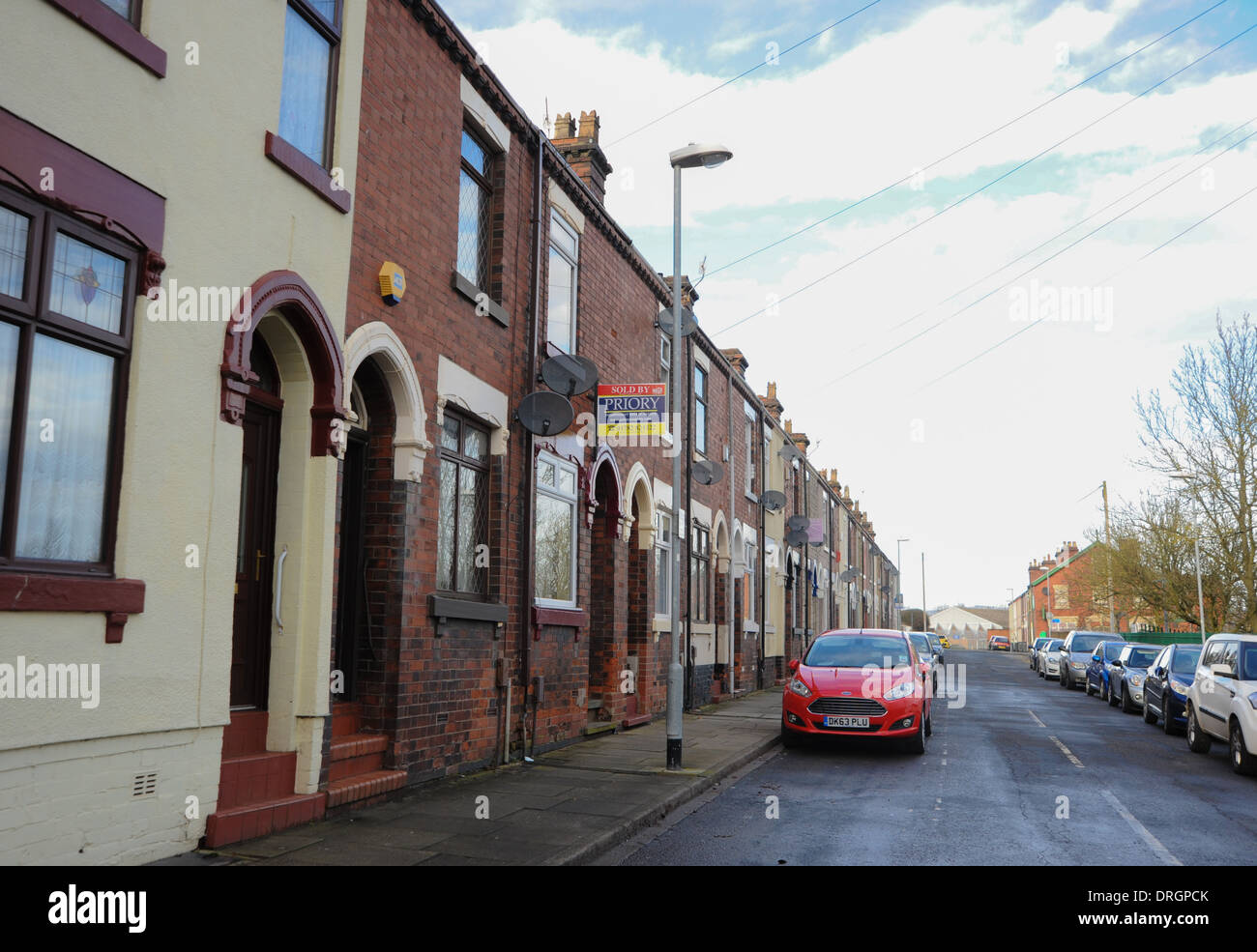 Terrassenförmig angelegten Gehäuse Straße mit Makler verkauft Board bei Burslem Stoke-on-Trent Staffordshire Stockfoto
