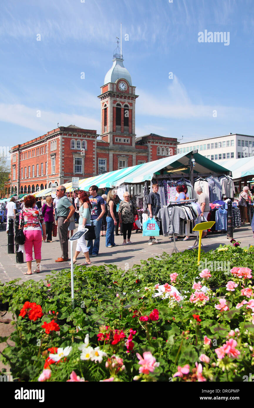 Chesterfield-outdoor-Markt mit Blick auf den Uhrturm der Stadt Markthalle im Sommer, Chesterfield, Derbyshire, UK Stockfoto