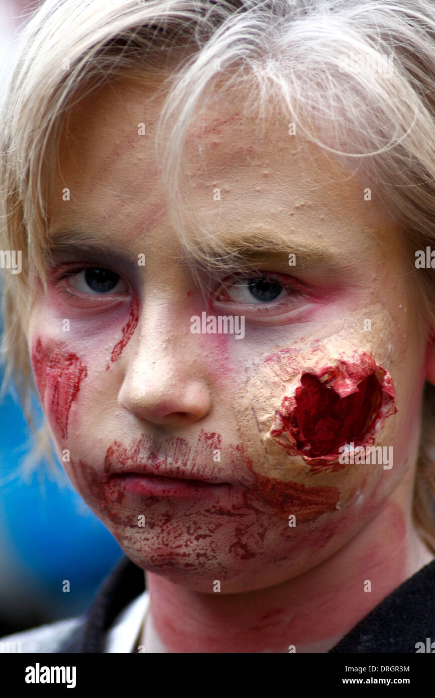 Junge gekleidet für Halloween mit kosmetische Gesichts Wunden bei Fright Night, Sheffield, England, UK Stockfoto