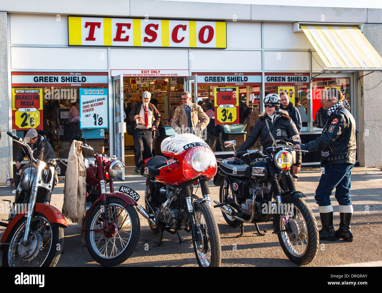 Biker außerhalb Vintage Tesco-Supermarkt am Goodwood Revival 2013, West Sussex, Großbritannien Stockfoto