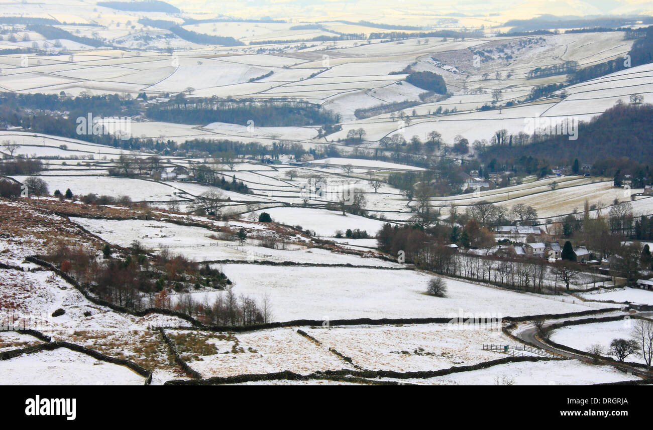 Schneefall über das Derwent-Tal in der Nähe von Calver und Curbar in der Peak District National Park, Derbyshire, England, UK Stockfoto