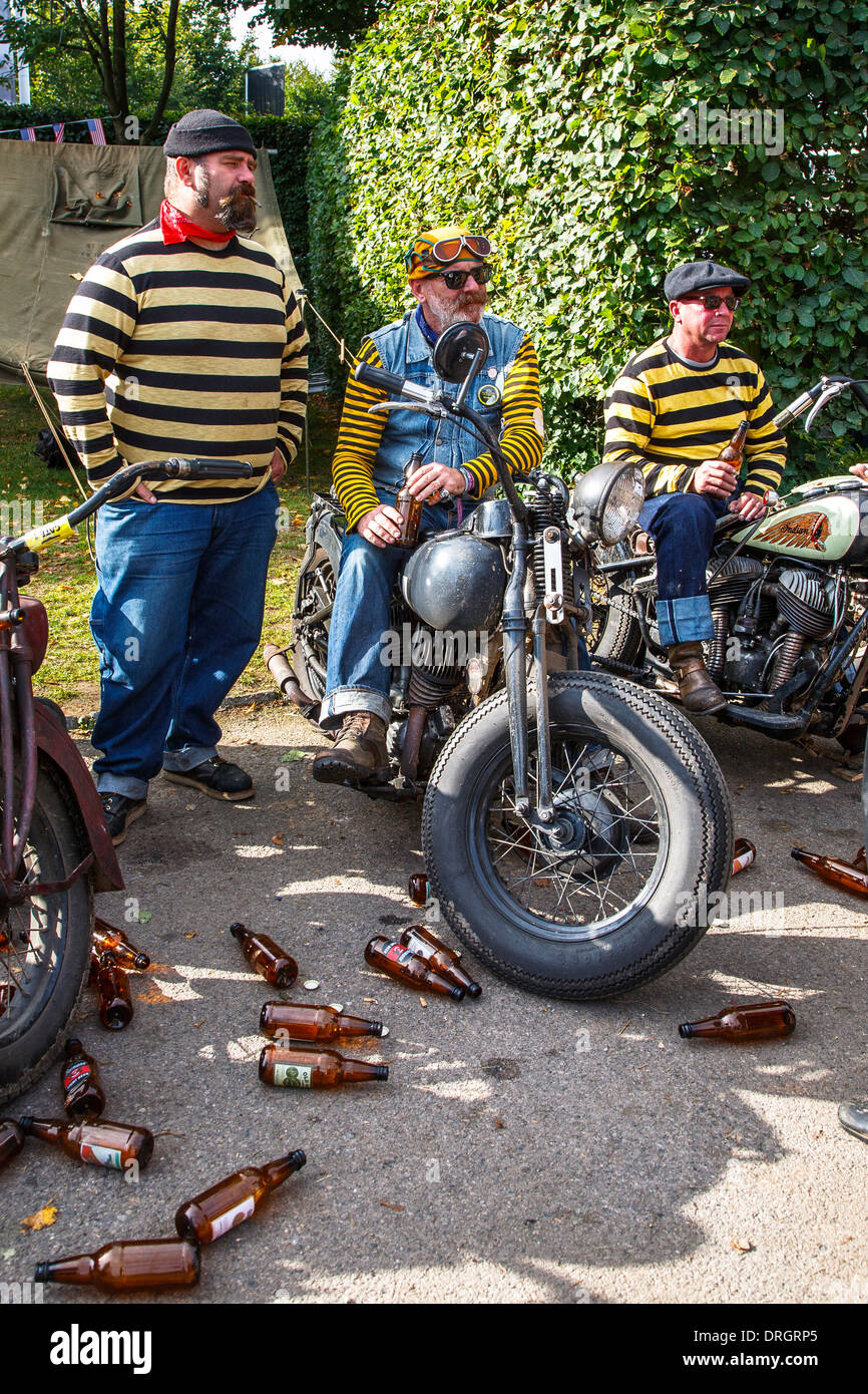 Mitglieder der Hornets-Bande sitzen auf indische Motorräder am Goodwood Revival 2013, West Sussex, Großbritannien Stockfoto