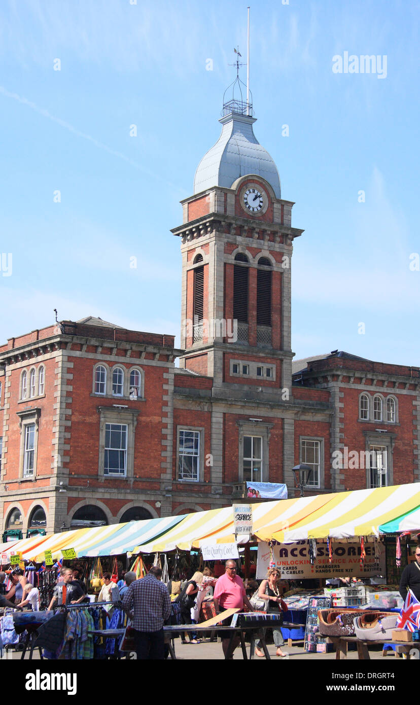 Chesterfield im freien gedeckt Markt mit Blick auf die Stadt Halle, Chesterfield, Nordost-Derbyshire, England, UK Stockfoto